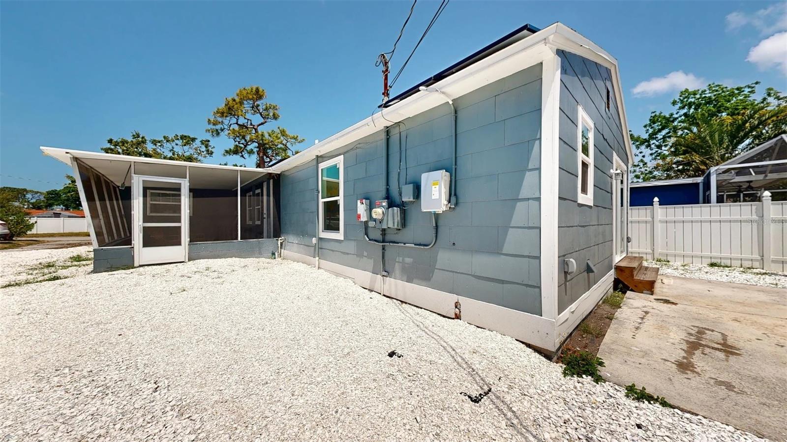 Listing photo id 53 for 1402 Freemont Street S