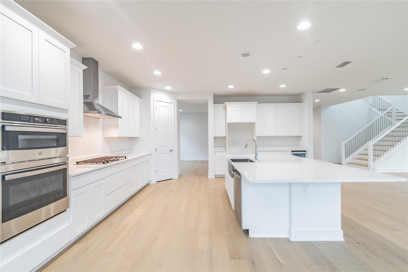 Listing photo id 2 for 720 Peninsular Street