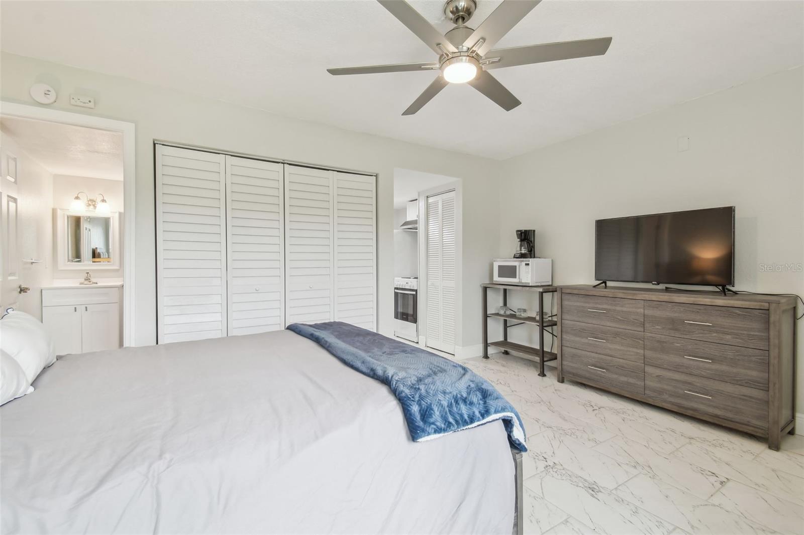 Image 8 of 79 For 4141 Dolphin Drive 4141
