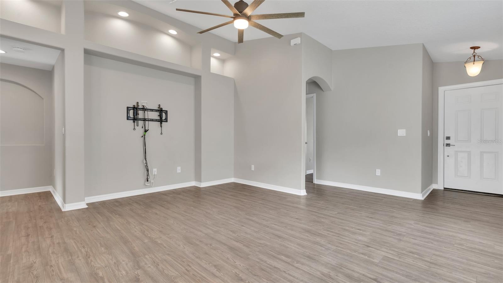 Image 4 of 31 For 9253 Beaufort Court