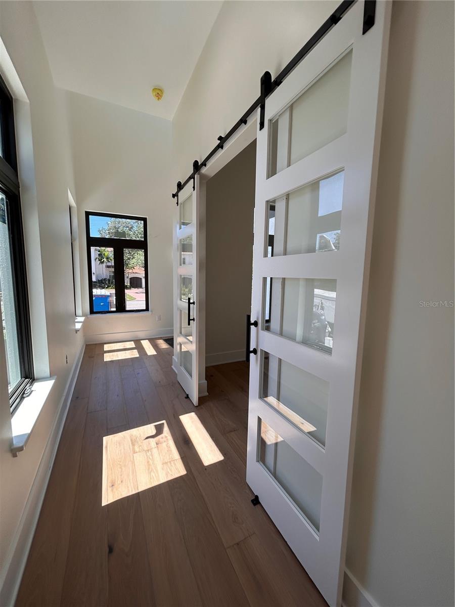Listing photo id 10 for 519 Davis Boulevard
