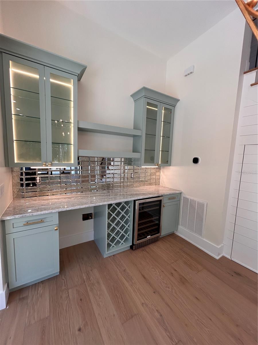 Listing photo id 17 for 519 Davis Boulevard