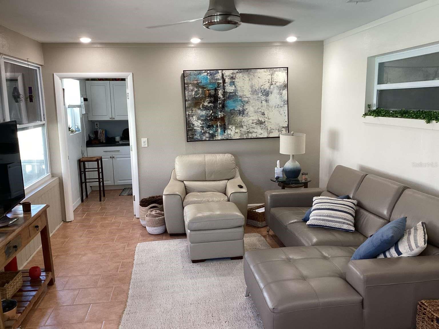 Listing photo id 7 for 101 Madonna Boulevard
