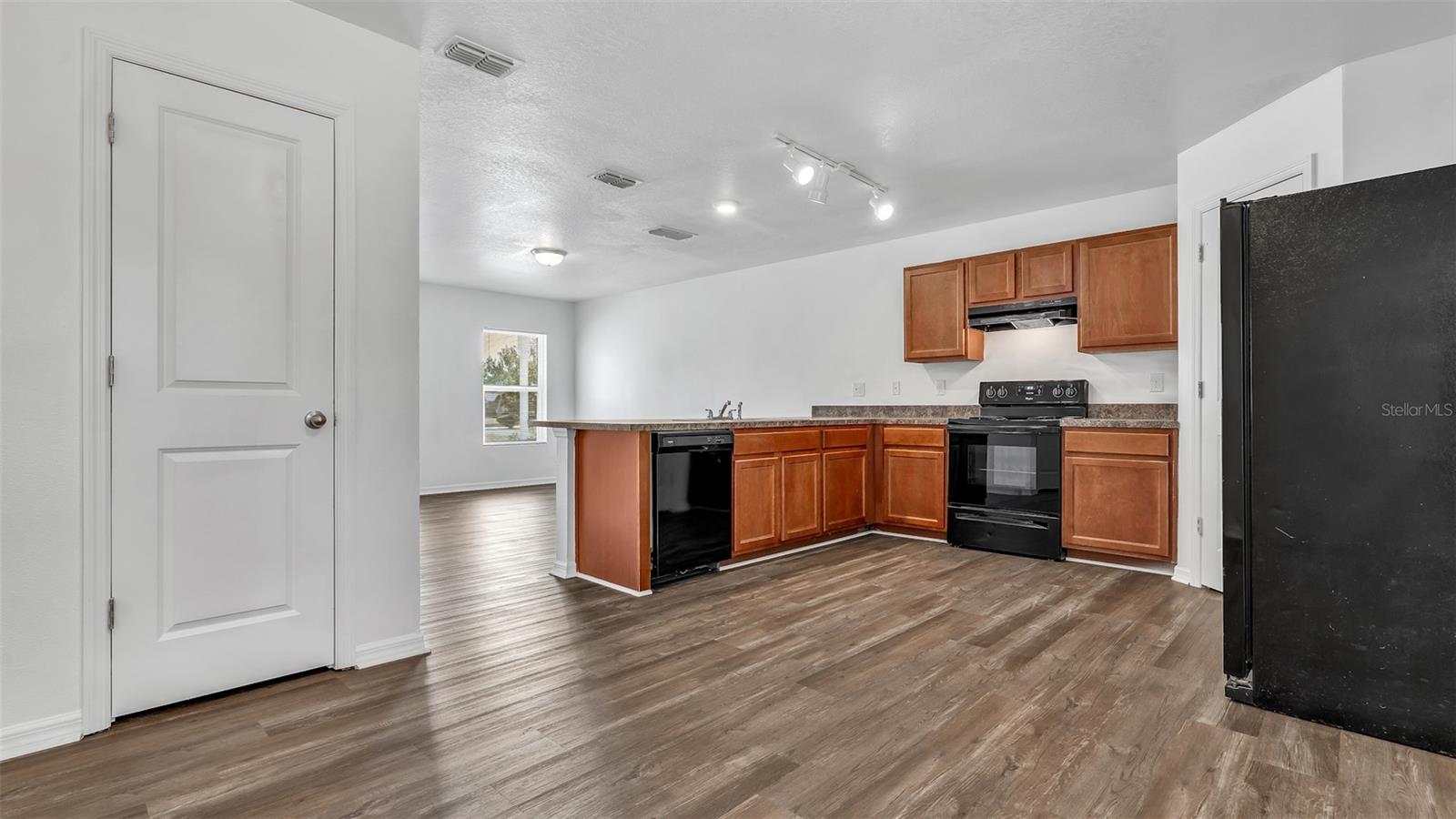 Image 10 of 39 For 6209 Radford Street