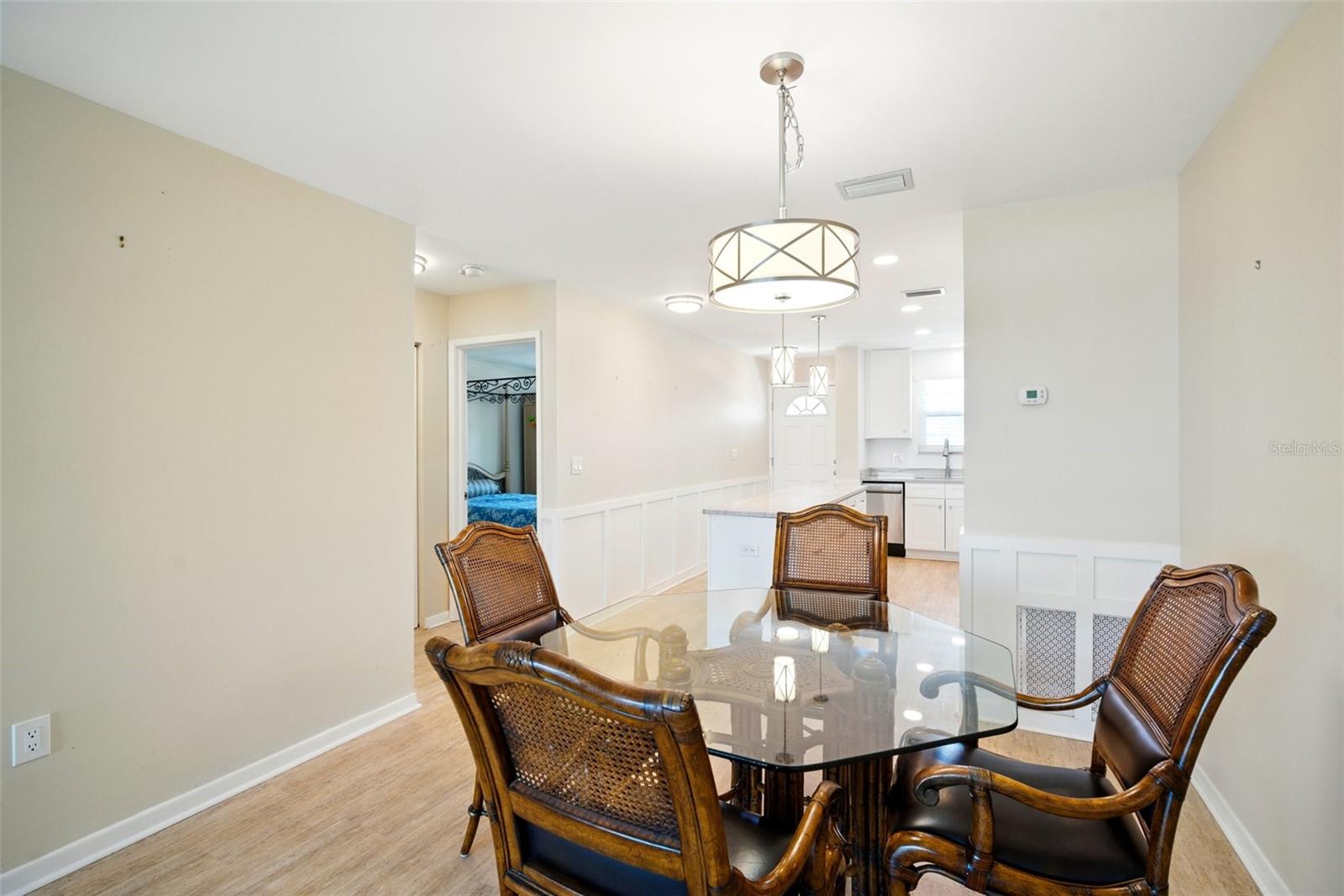 Image 10 of 37 For 5925 Shore Boulevard S 611