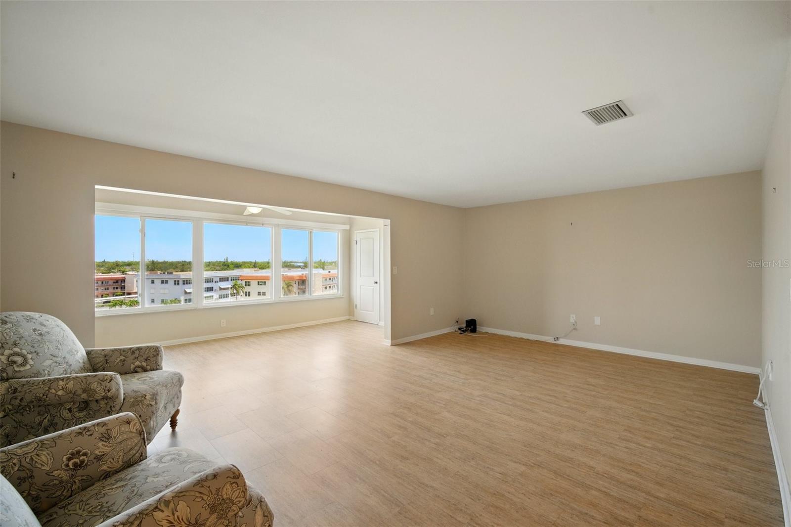 Image 11 of 37 For 5925 Shore Boulevard S 611