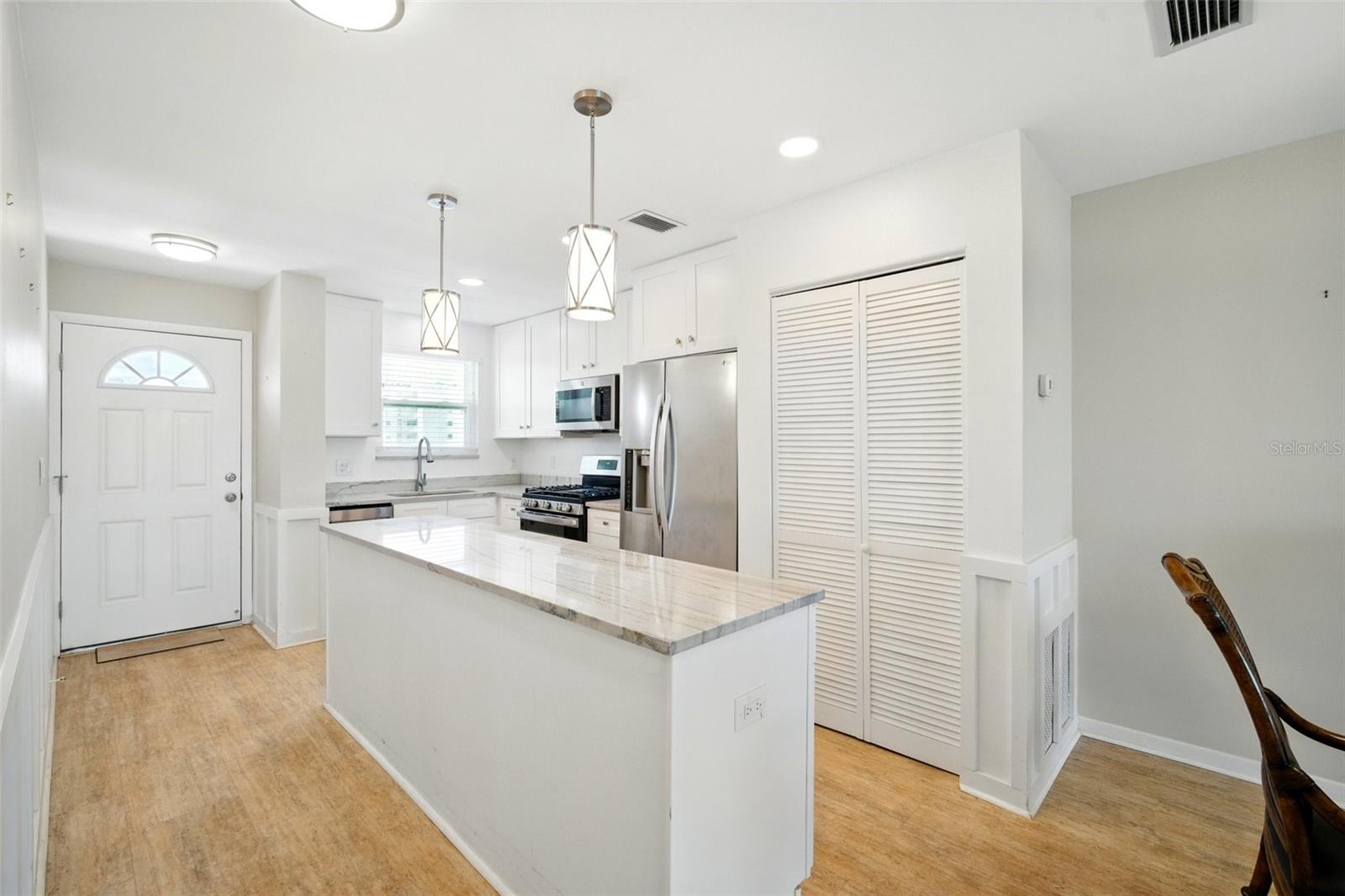 Image 4 of 37 For 5925 Shore Boulevard S 611