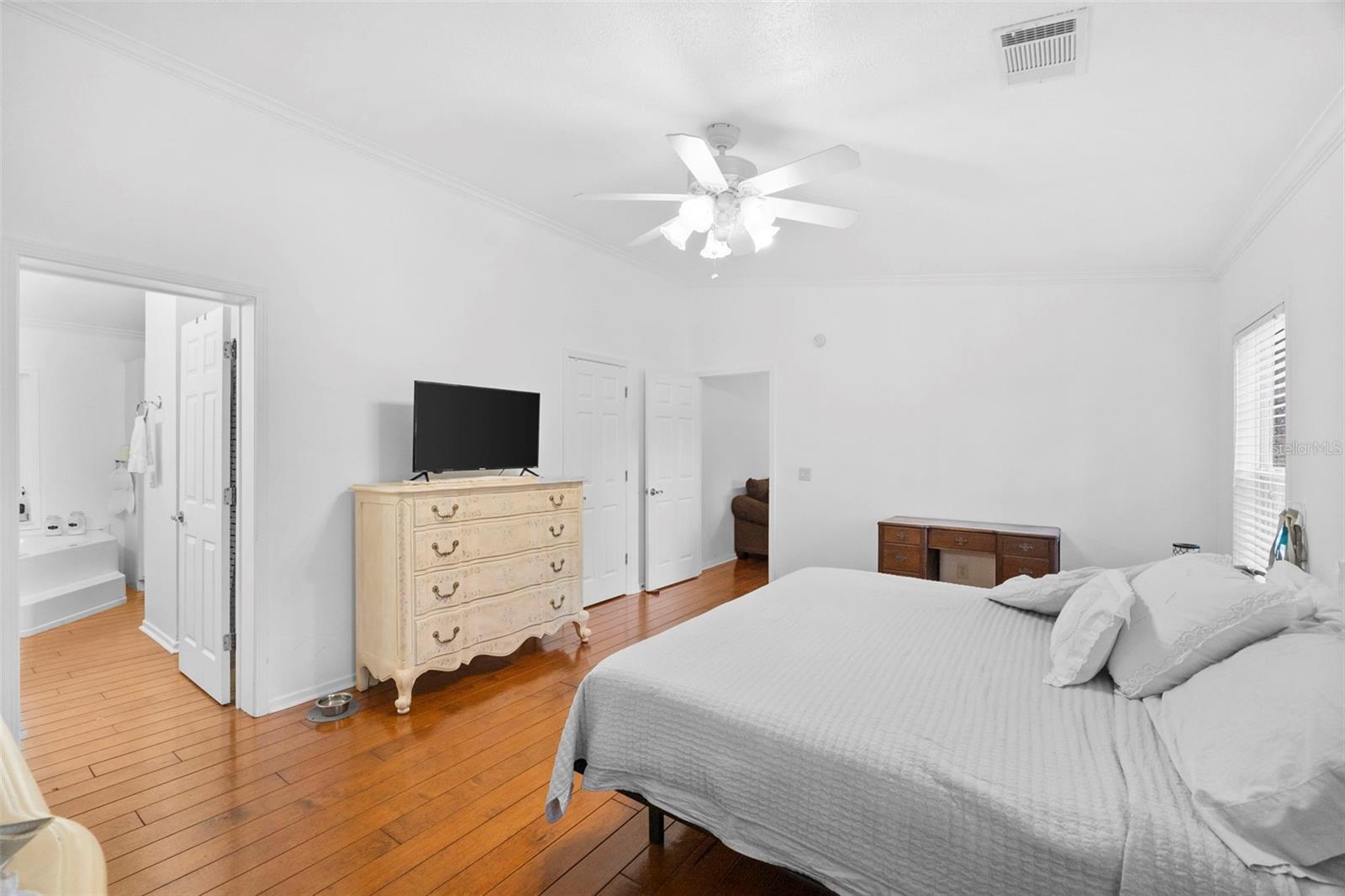 Listing photo id 13 for 13015 Elm Street