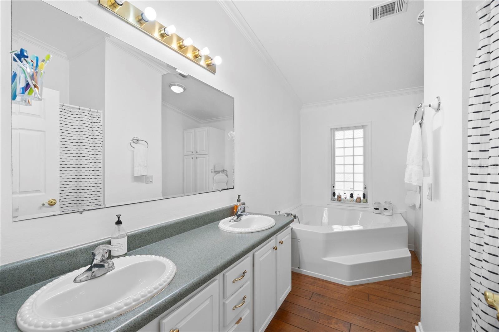 Listing photo id 15 for 13015 Elm Street