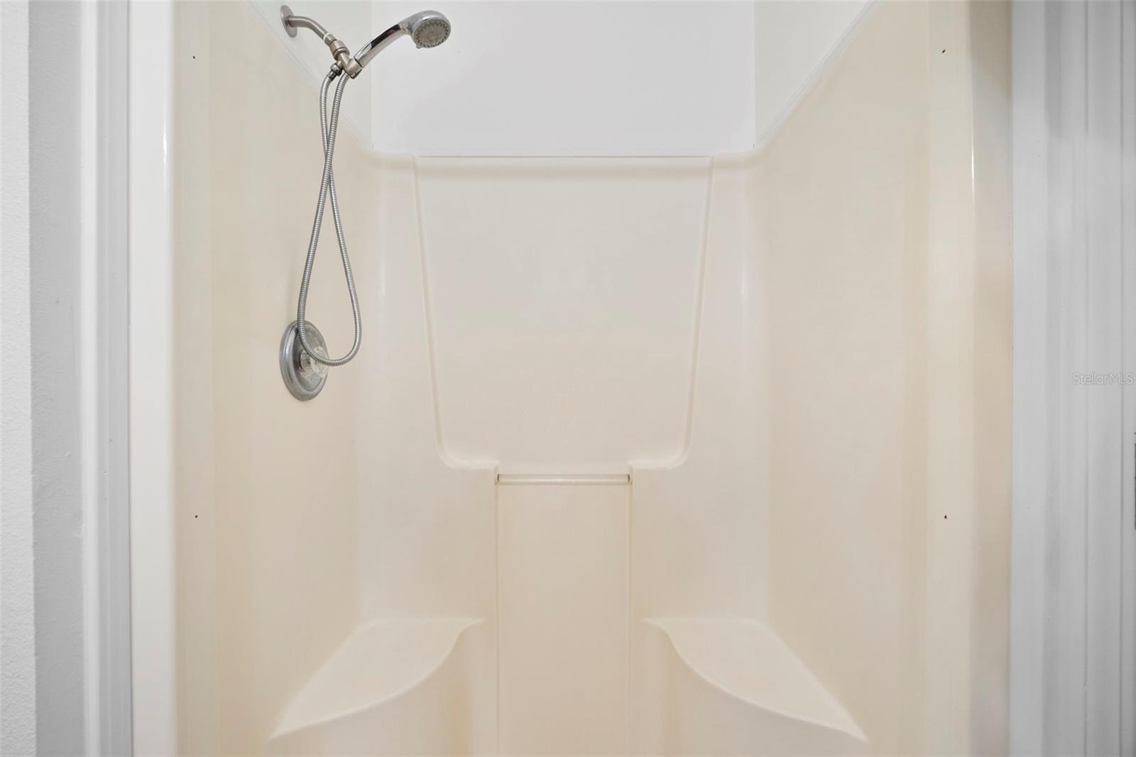 Listing photo id 16 for 13015 Elm Street