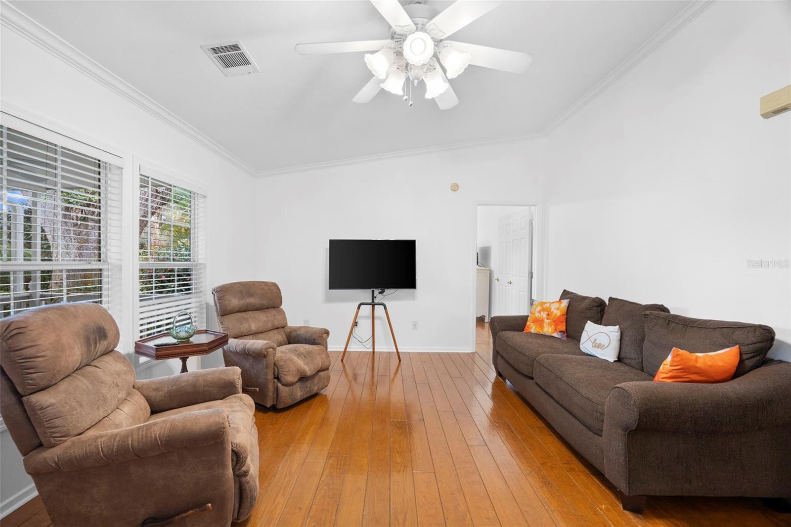 Listing photo id 0 for 13015 Elm Street