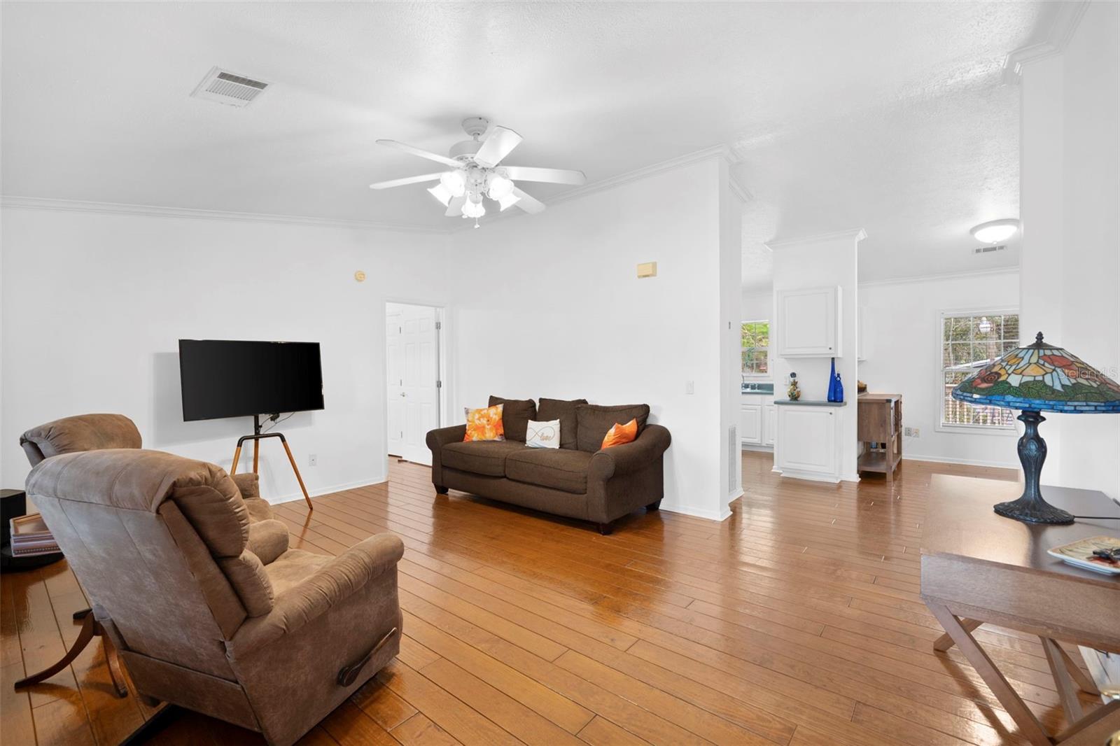 Listing photo id 2 for 13015 Elm Street