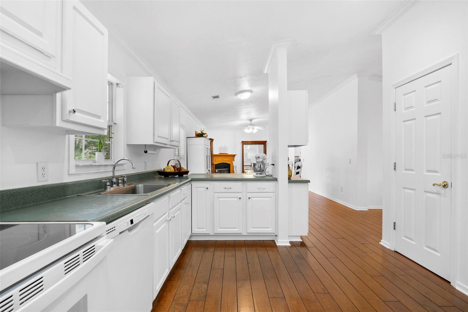 Listing photo id 3 for 13015 Elm Street