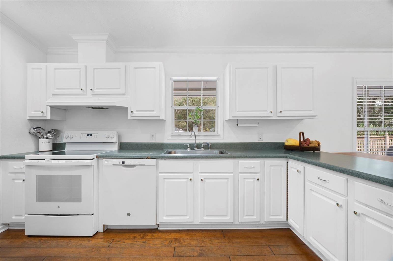 Listing photo id 4 for 13015 Elm Street