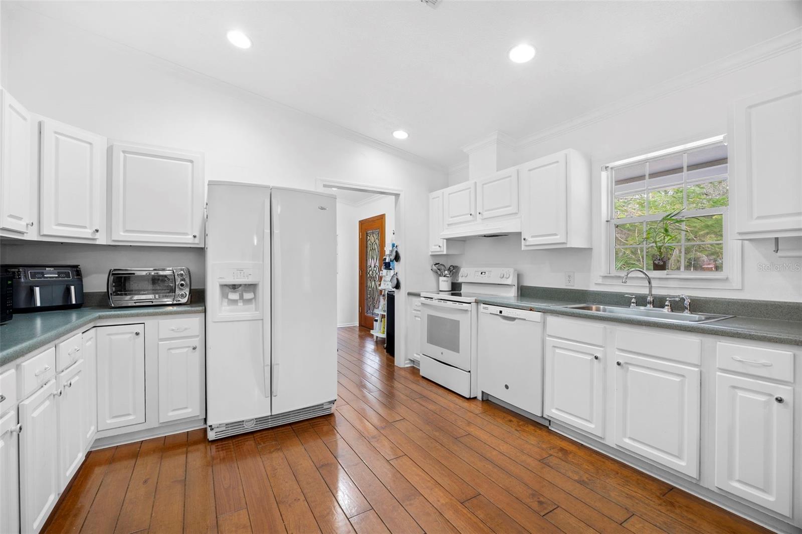 Listing photo id 5 for 13015 Elm Street