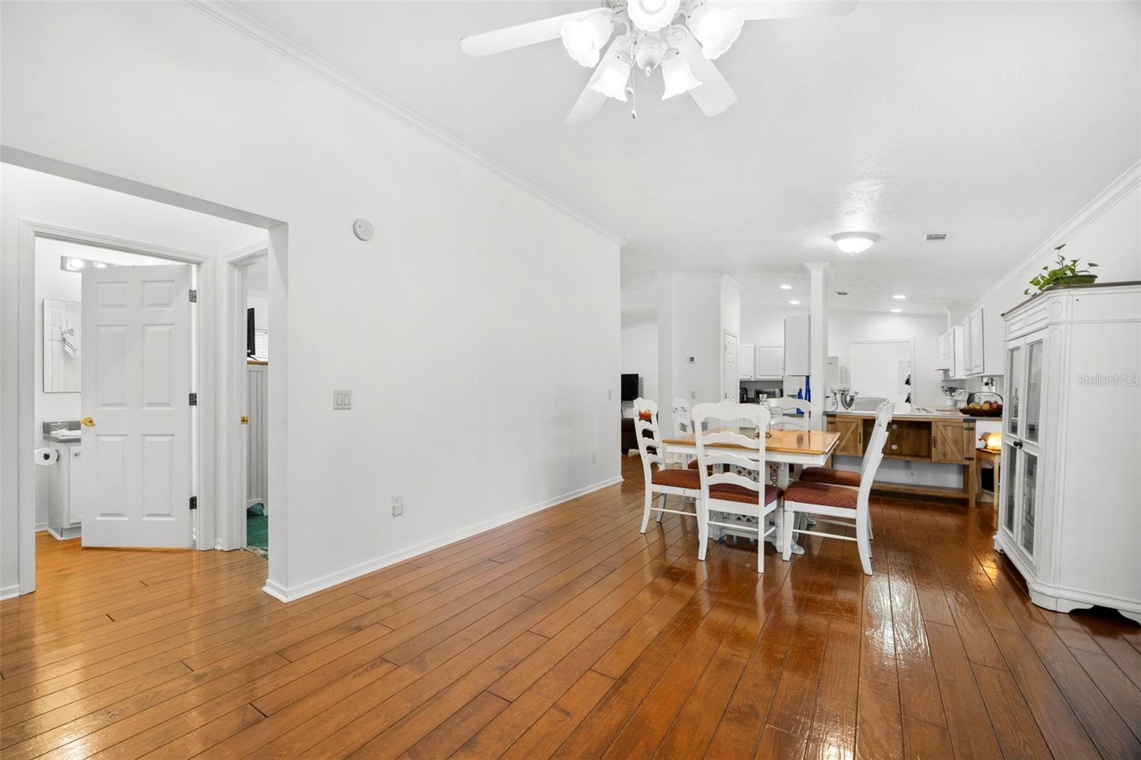 Listing photo id 6 for 13015 Elm Street