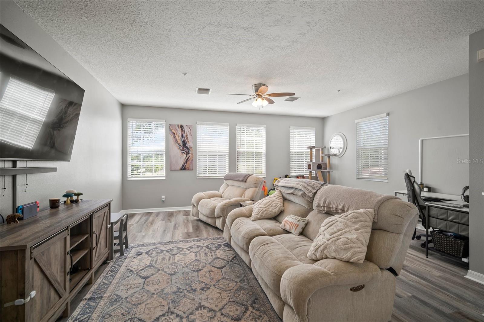 Image 9 of 47 For 3056 Pointeview Drive
