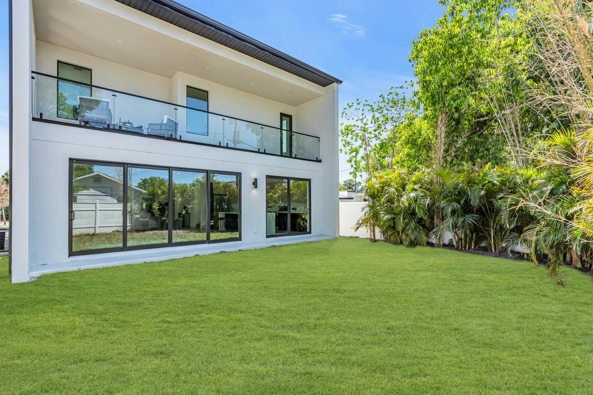 Image 3 of 28 For 2721 17th Avenue N