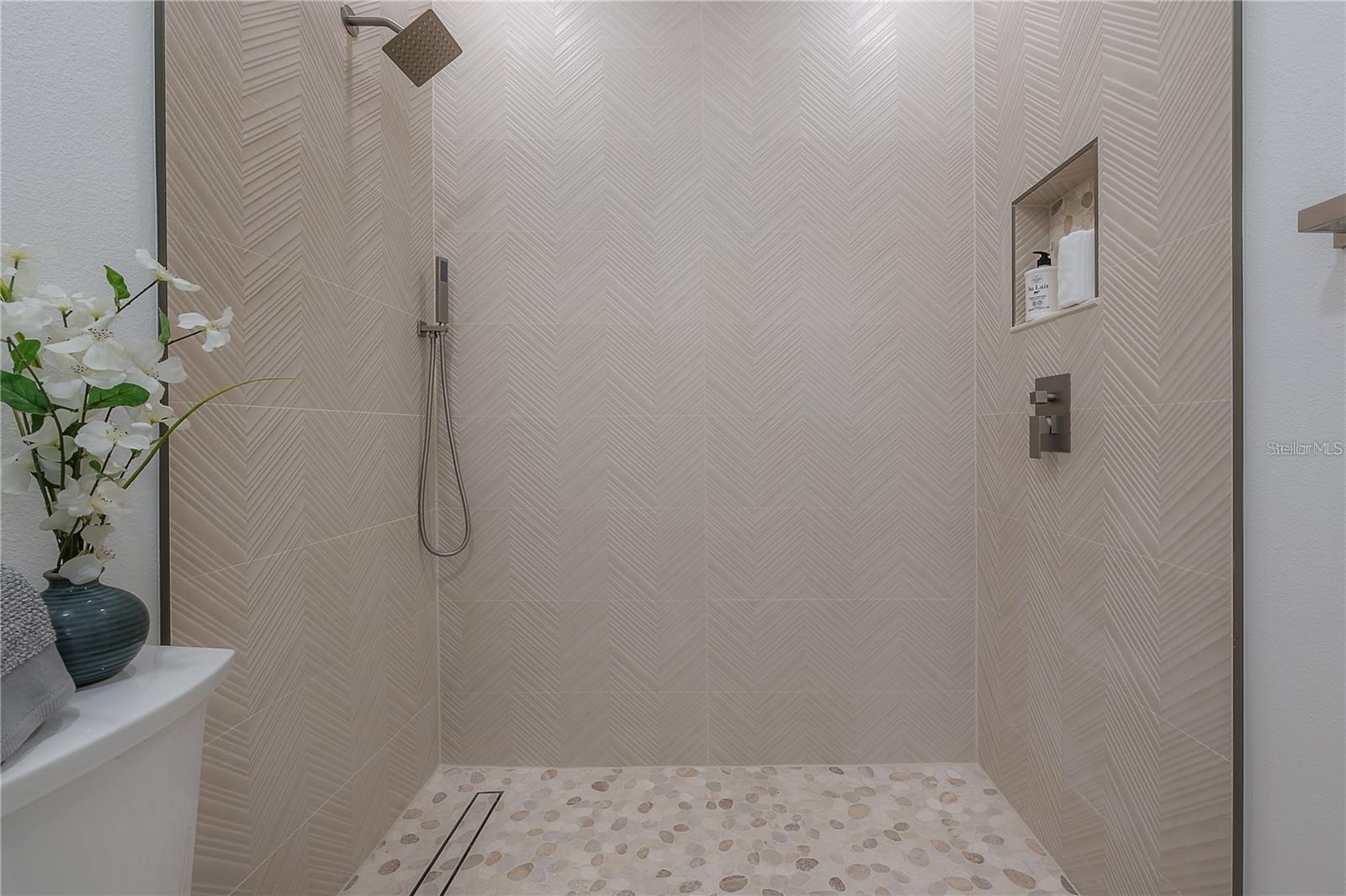 Image 7 of 28 For 2721 17th Avenue N