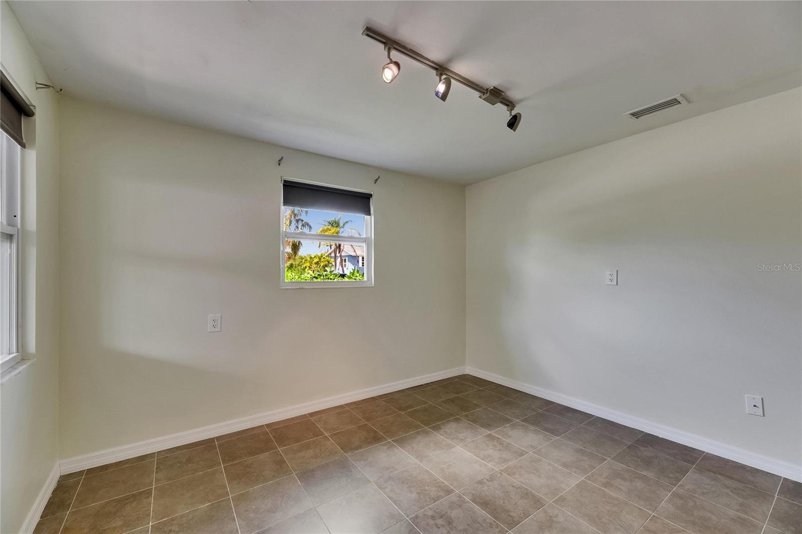 Image 38 of 83 For 832 Seabreeze Drive