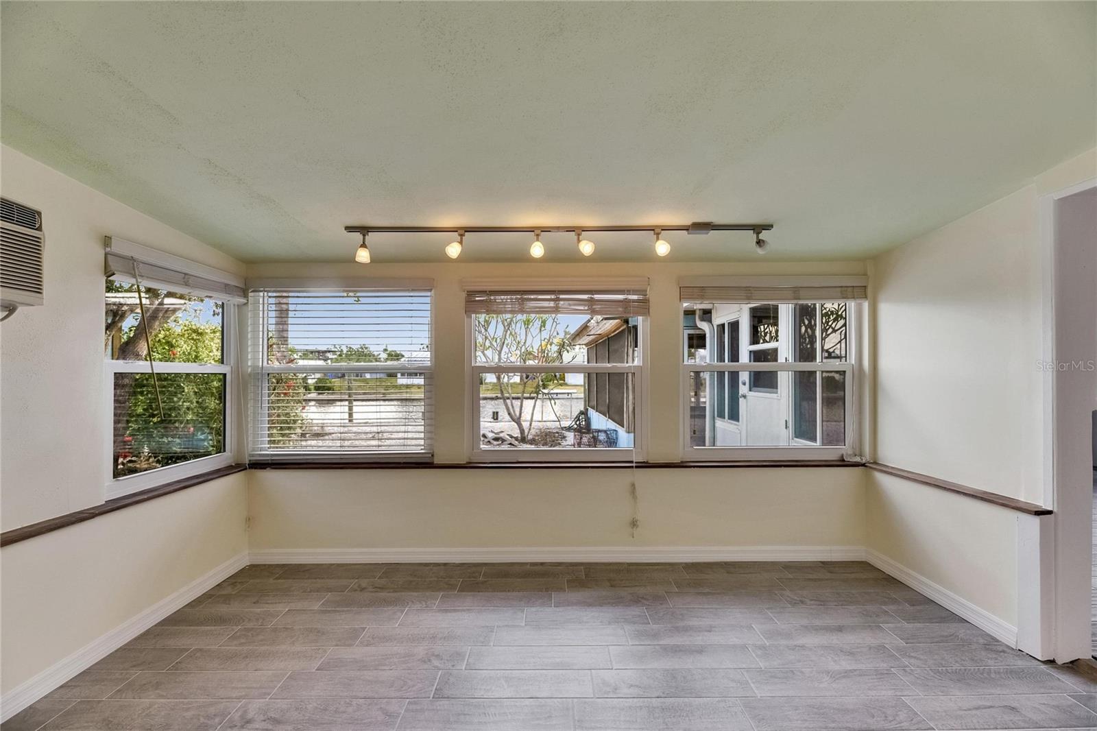 Image 43 of 83 For 832 Seabreeze Drive