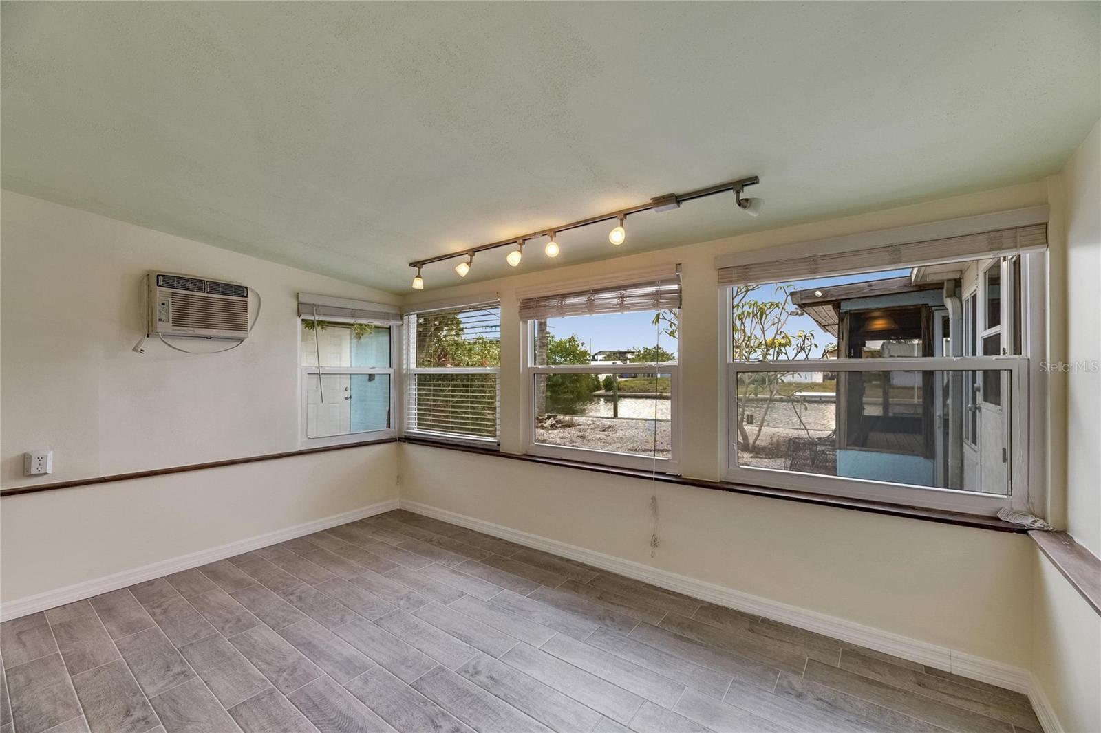 Image 44 of 83 For 832 Seabreeze Drive