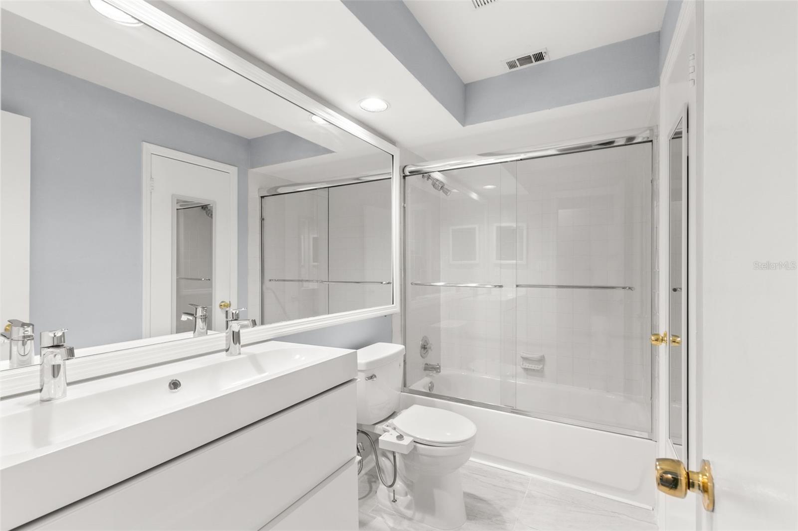 Image 11 of 12 For 408 Arrawana Avenue A5