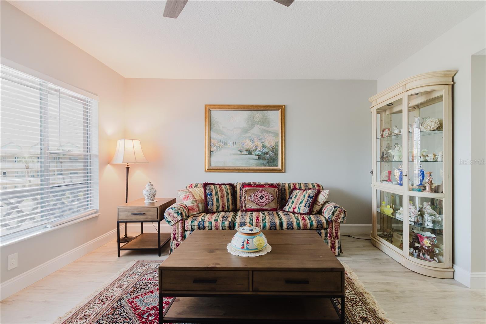 Image 4 of 50 For 2457 Ecuadorian Way 63
