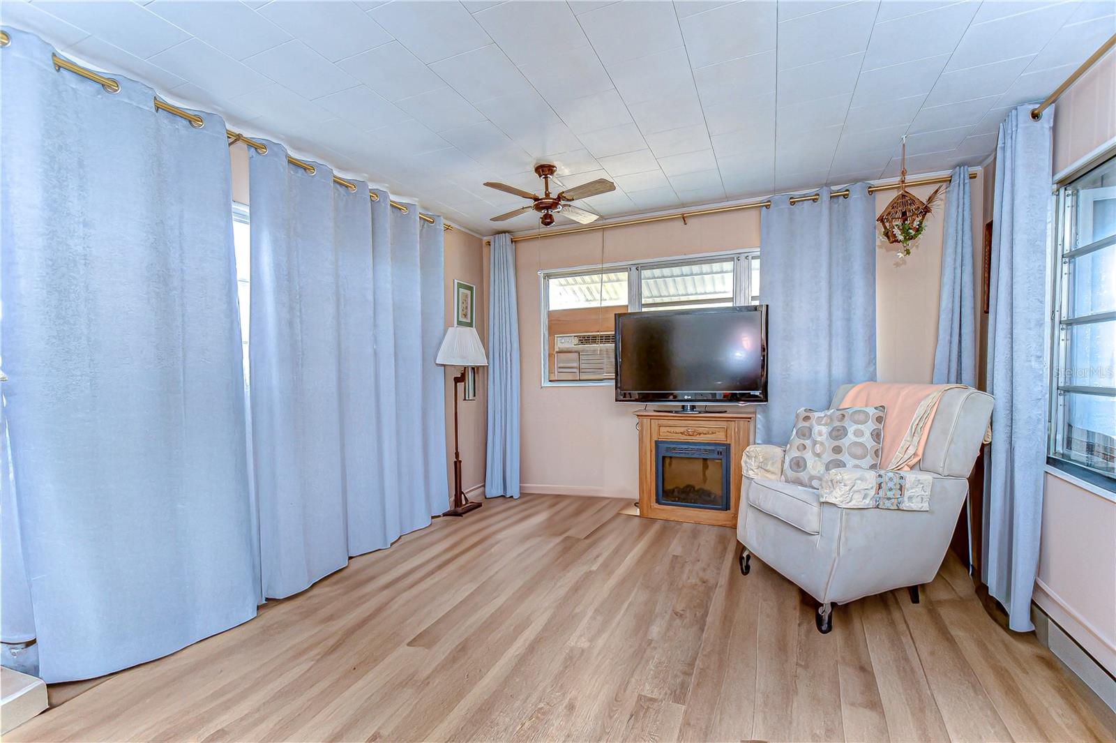 Image 4 of 34 For 6046 Harriet Street