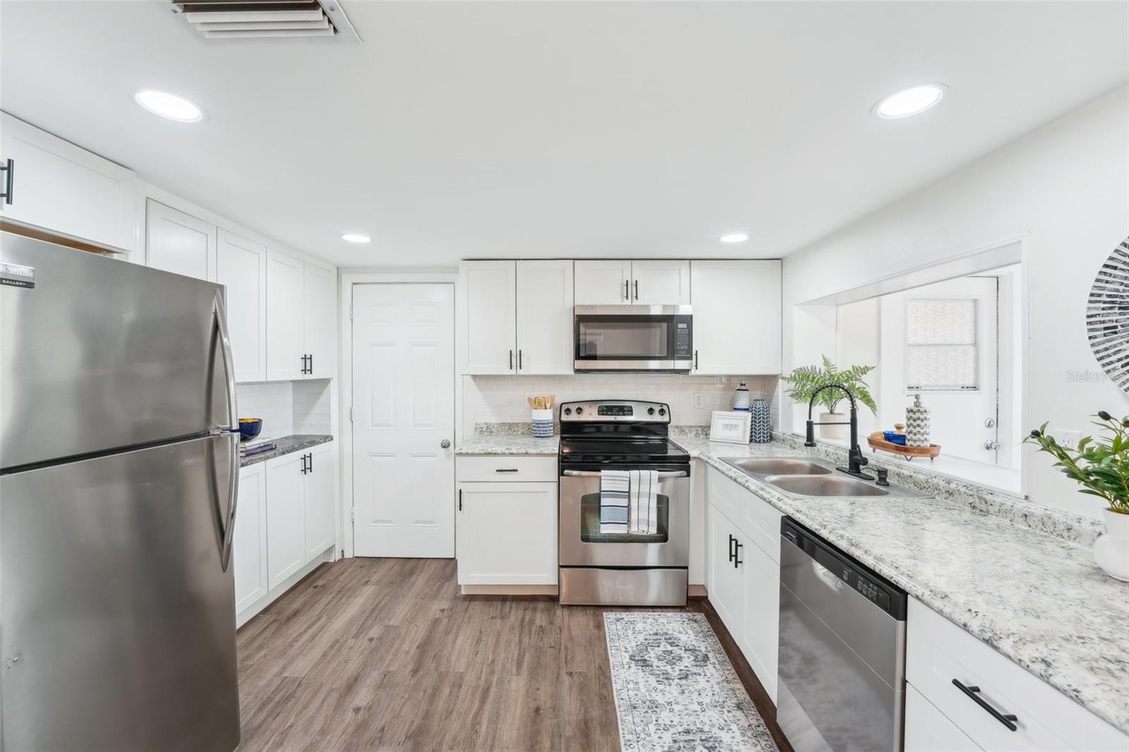 Image 3 of 67 For 3813 Luma Dr