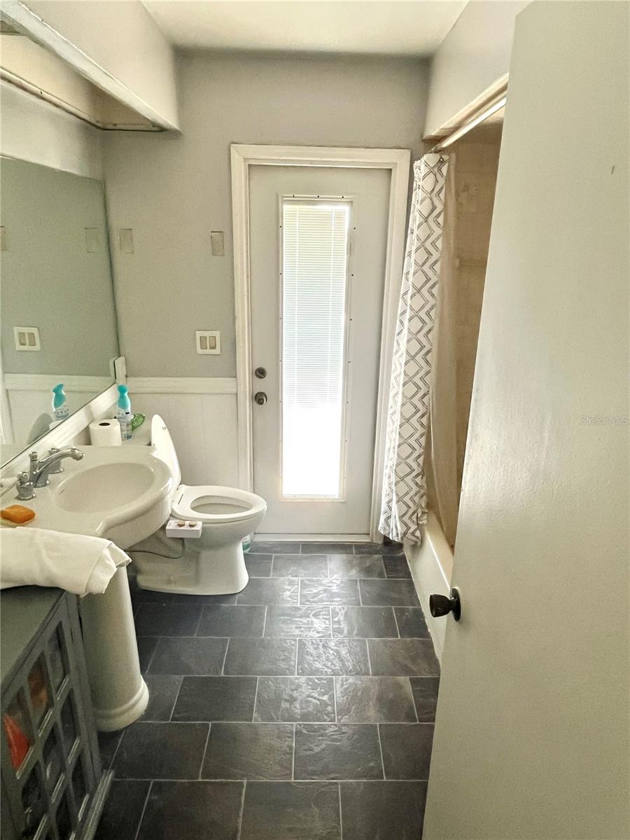Listing photo id 11 for 11272 Portsmouth Street