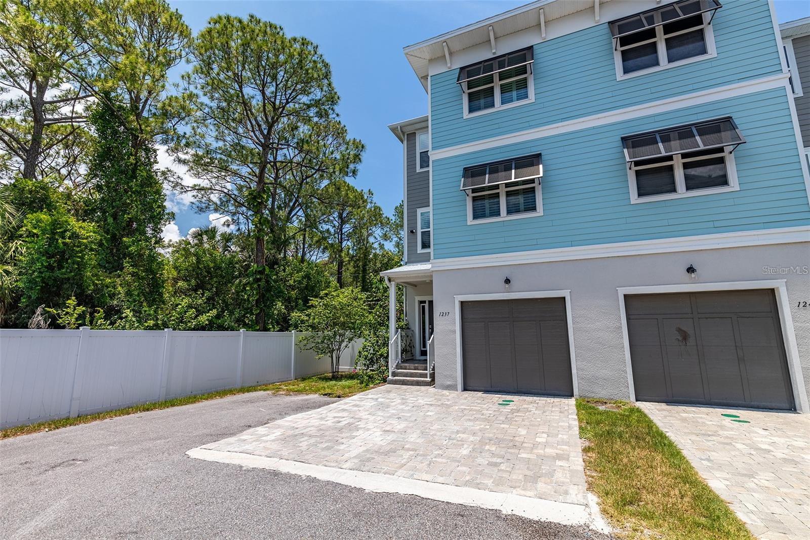 Image 4 of 38 For 1237 Savona Drive Ne
