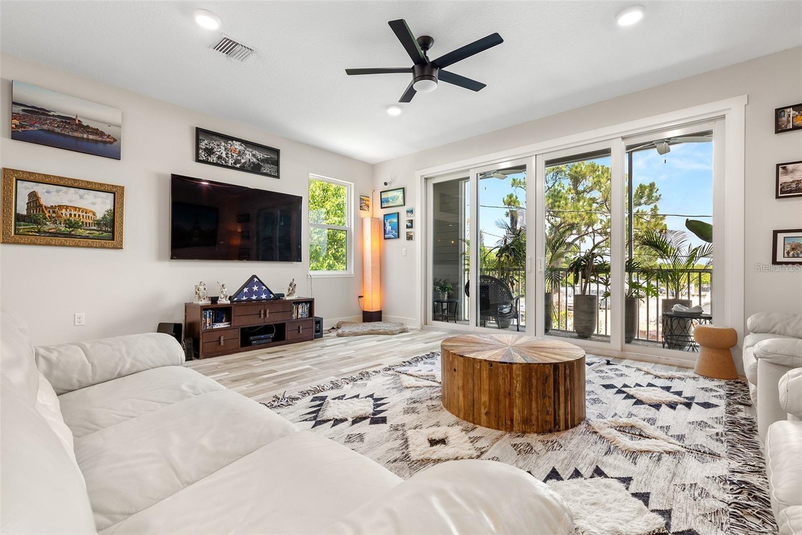 Image 8 of 38 For 1237 Savona Drive Ne