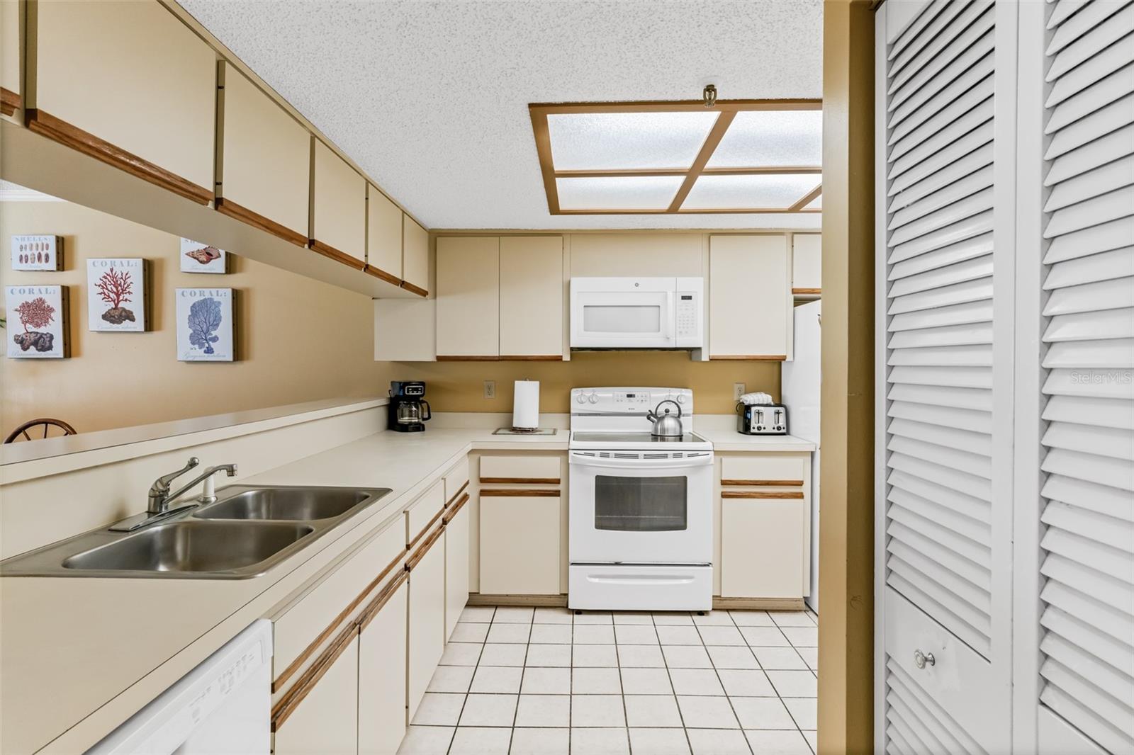 Image 21 of 43 For 18400 Gulf Boulevard 1109