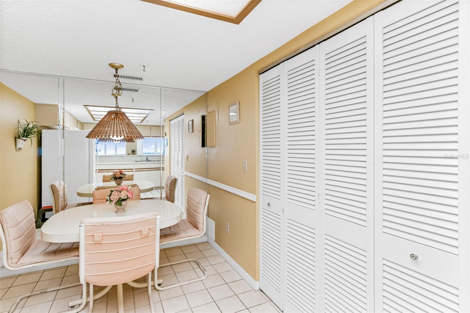 Image 24 of 43 For 18400 Gulf Boulevard 1109