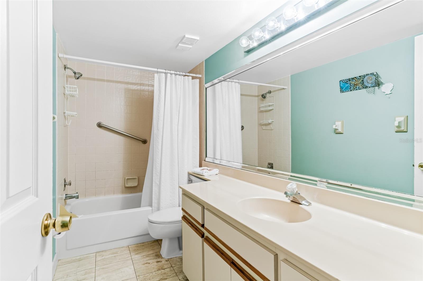 Image 36 of 43 For 18400 Gulf Boulevard 1109