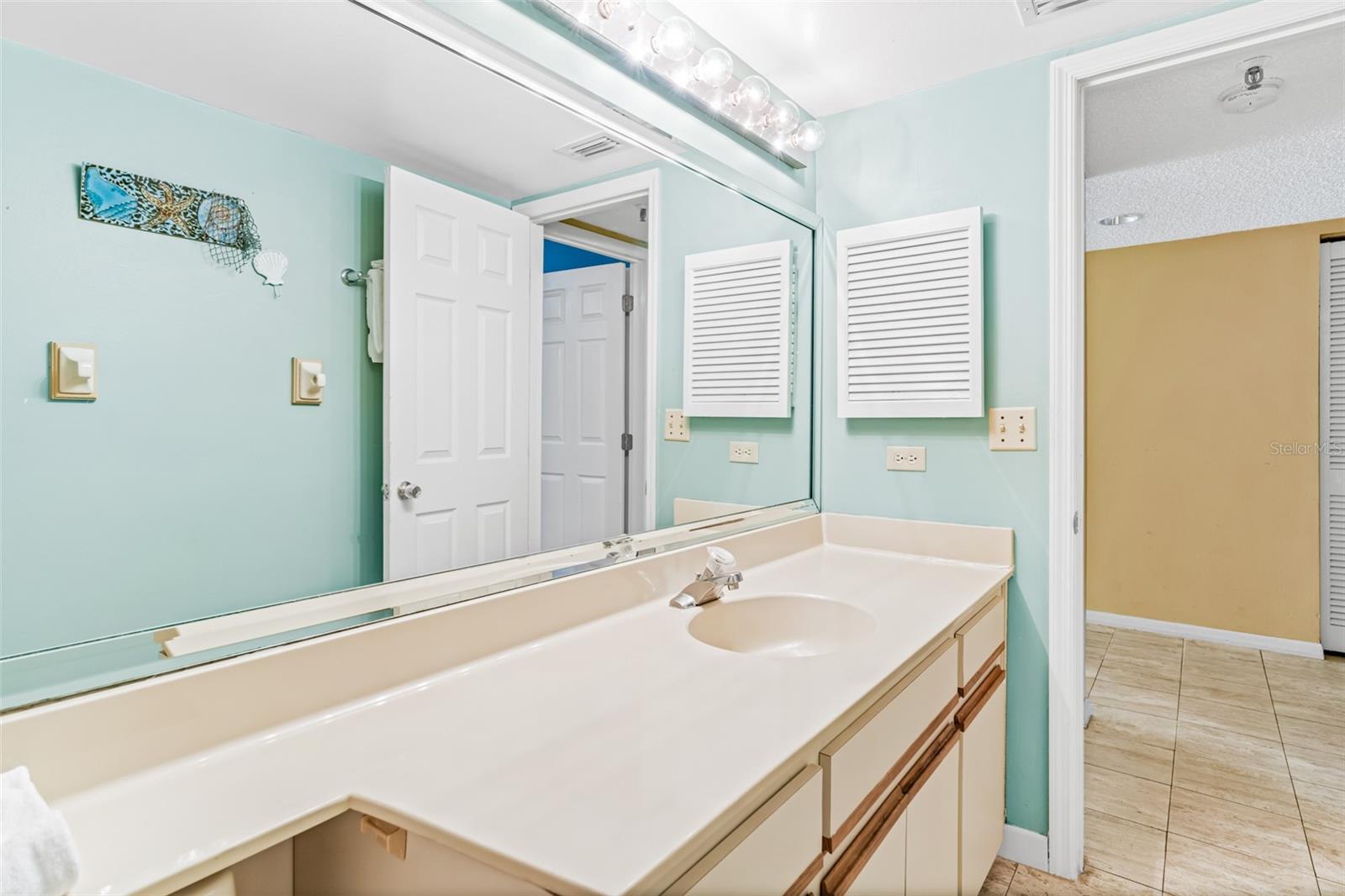 Image 37 of 43 For 18400 Gulf Boulevard 1109