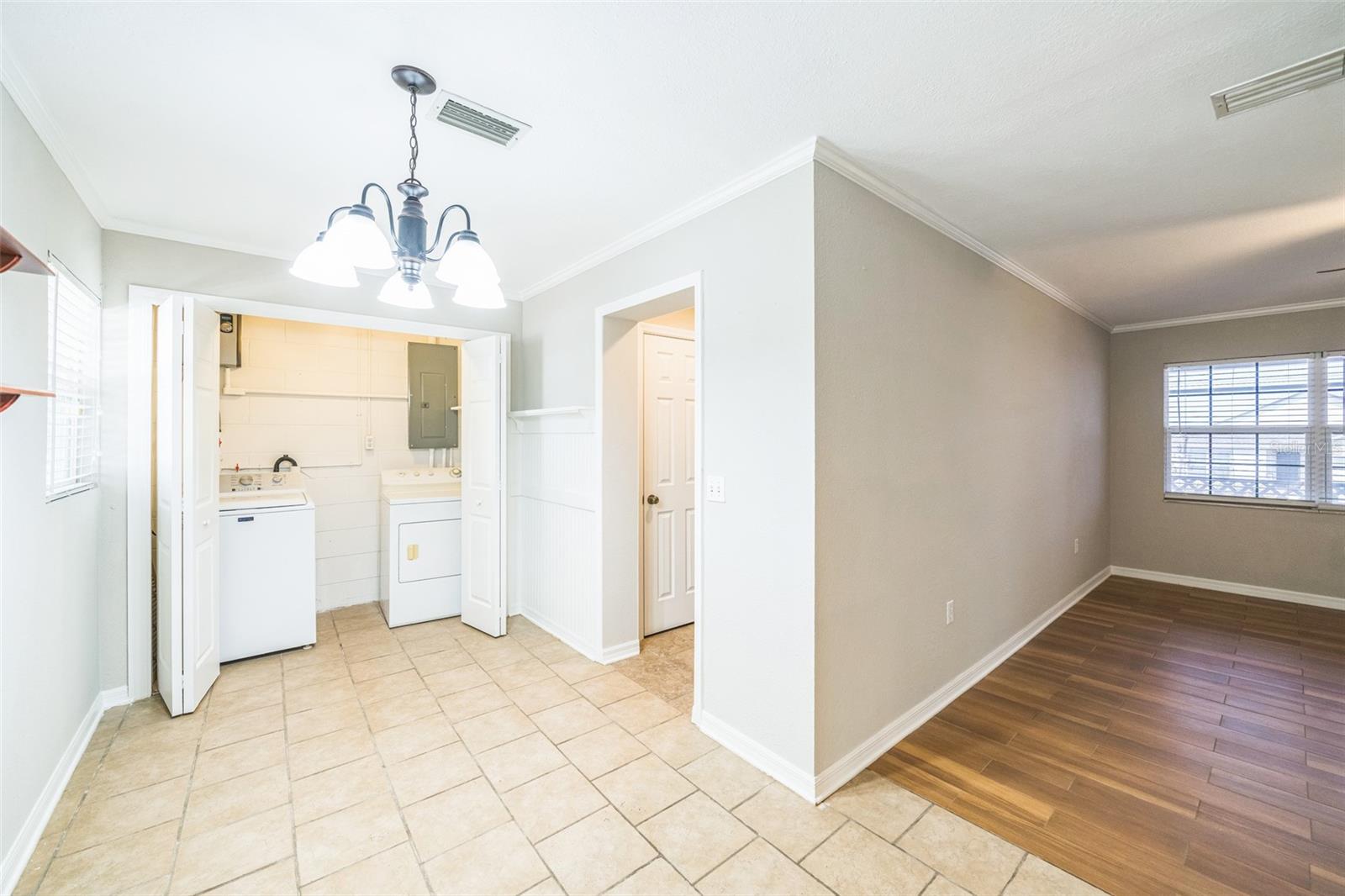 Image 10 of 30 For 940 Thompson Avenue