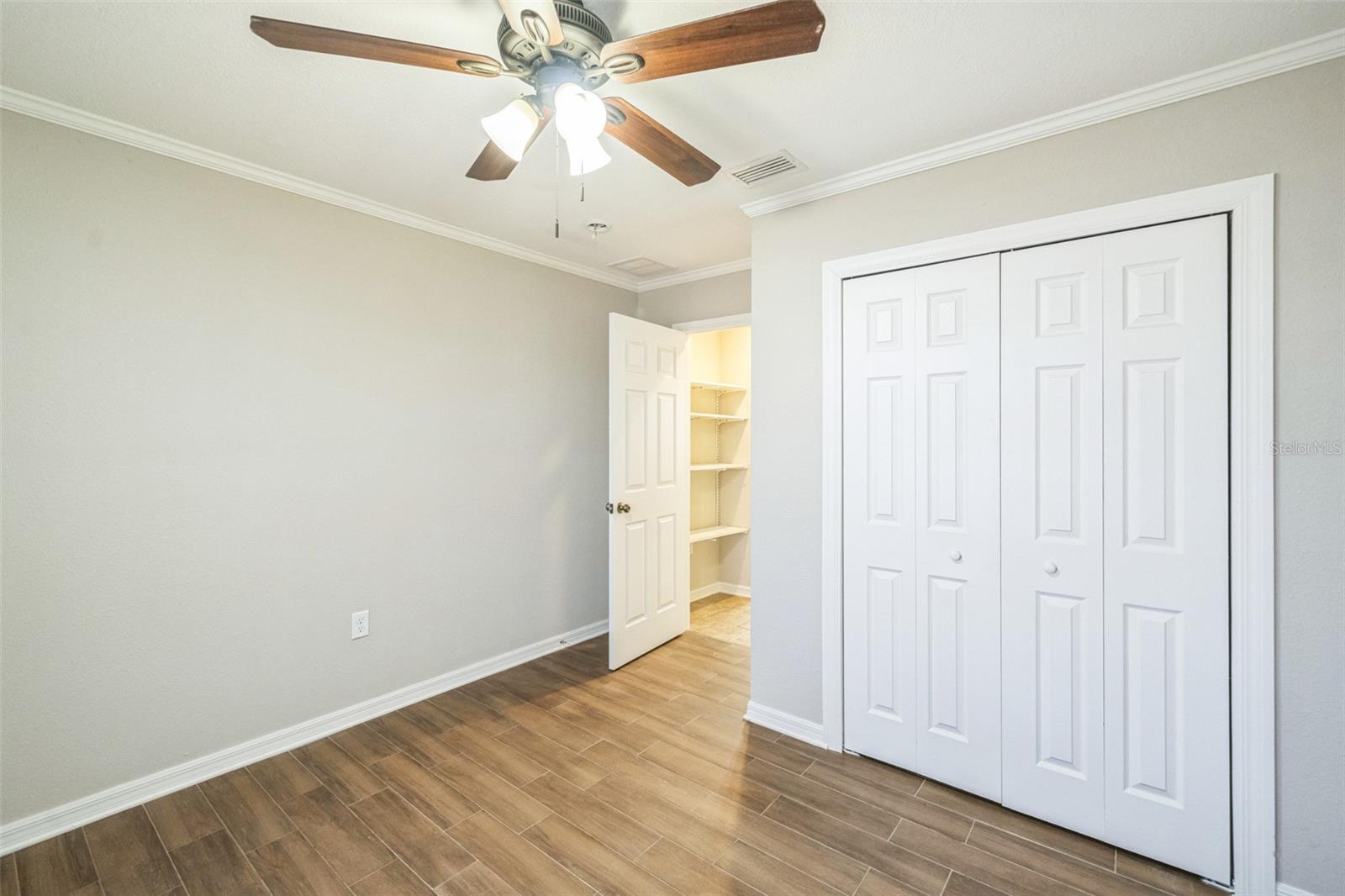 Image 11 of 30 For 940 Thompson Avenue