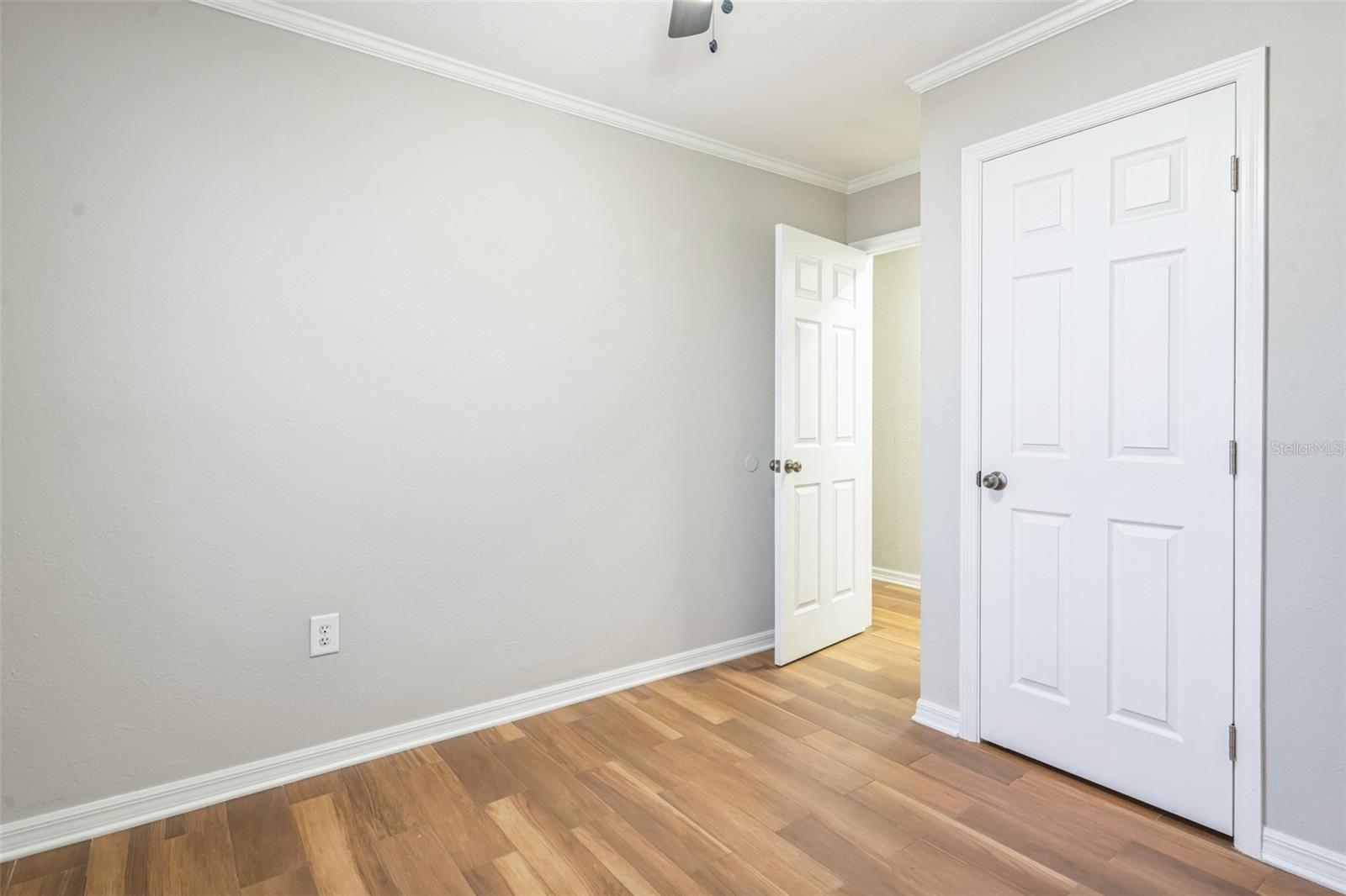 Image 12 of 30 For 940 Thompson Avenue