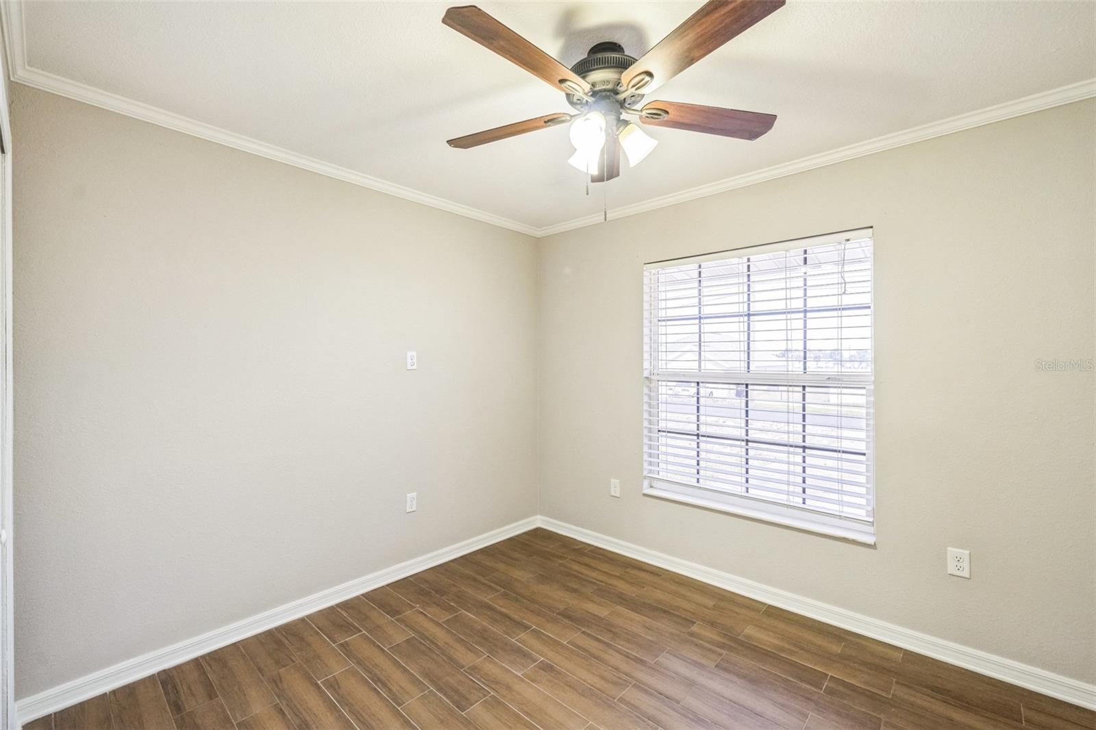 Image 19 of 30 For 940 Thompson Avenue