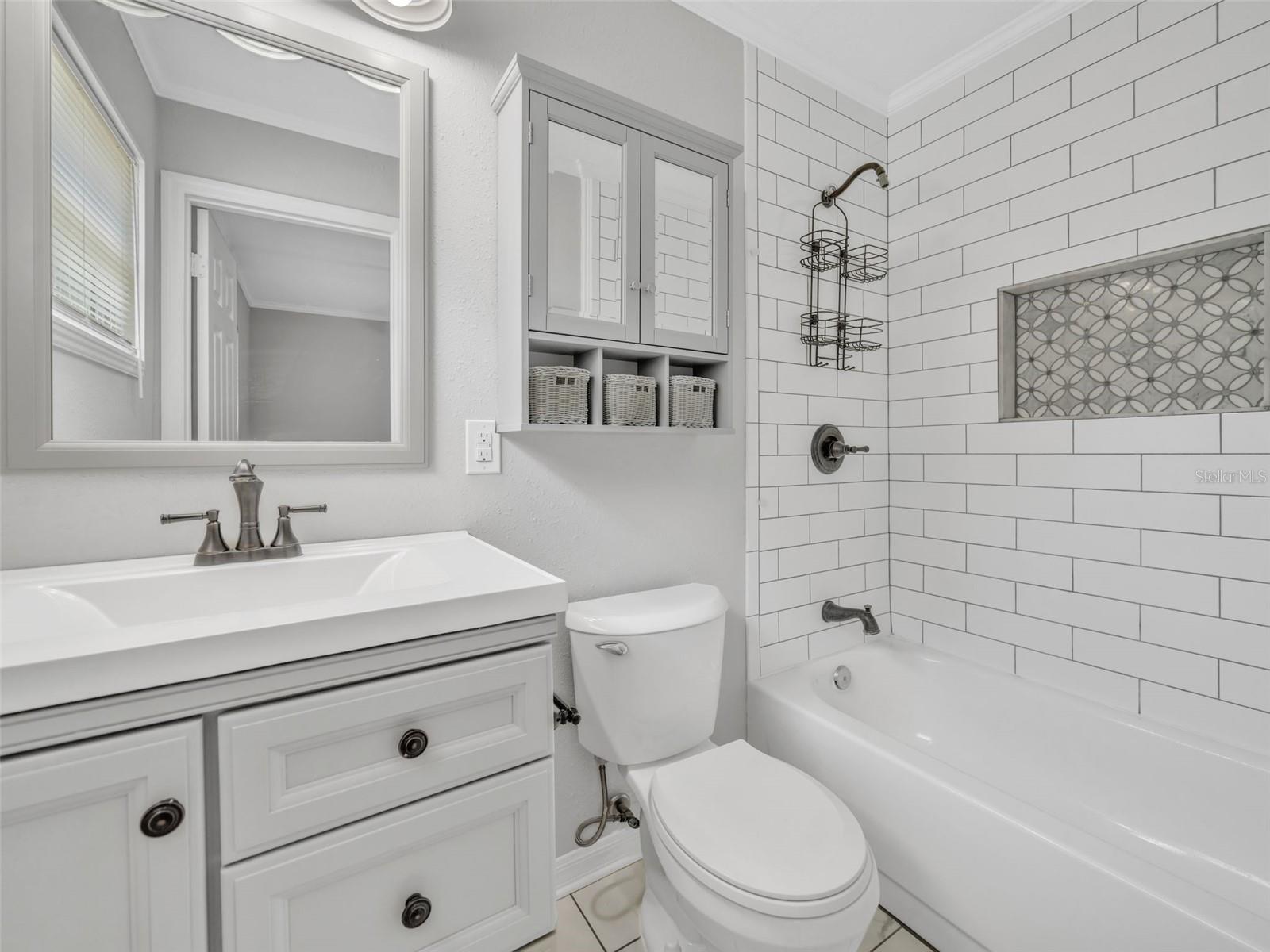 Image 20 of 30 For 940 Thompson Avenue