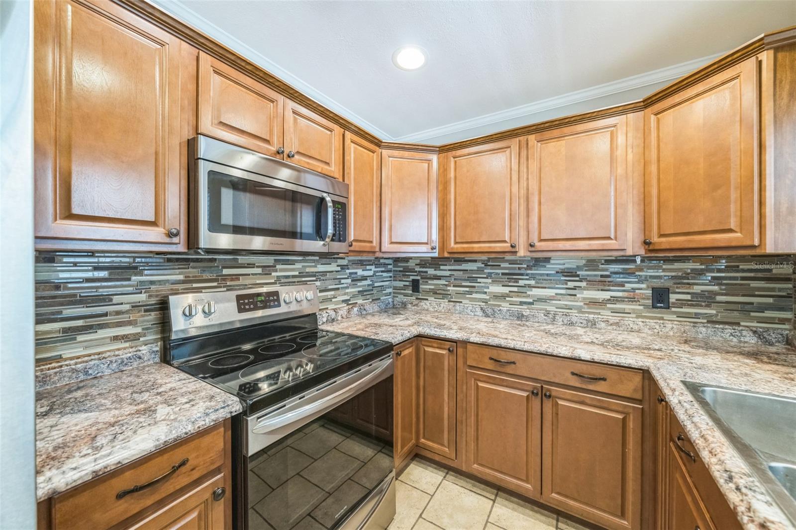 Image 4 of 30 For 940 Thompson Avenue