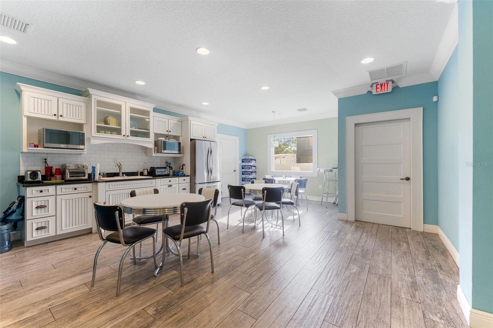Listing photo id 10 for 337 Plant Avenue