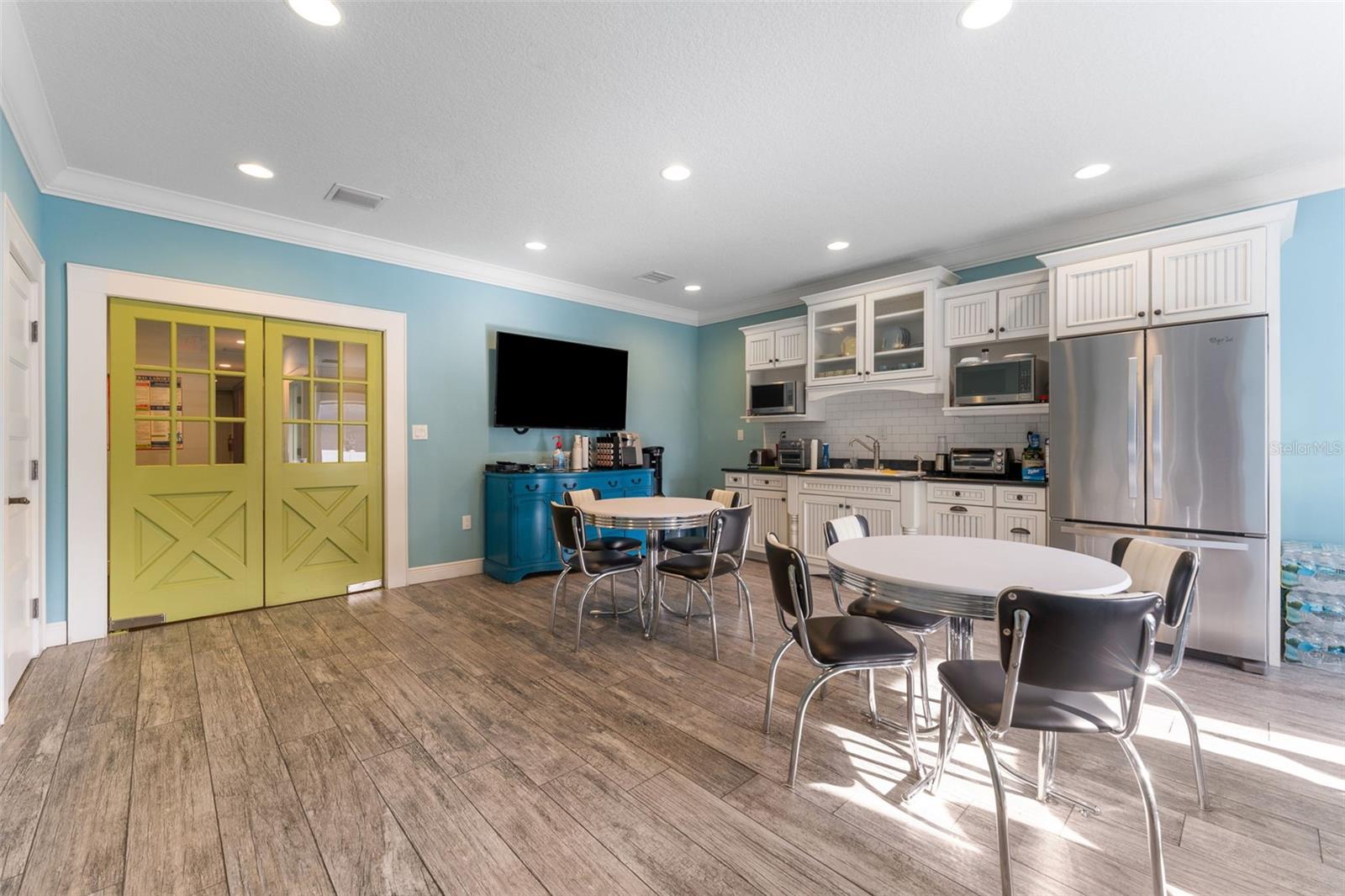 Listing photo id 11 for 337 Plant Avenue