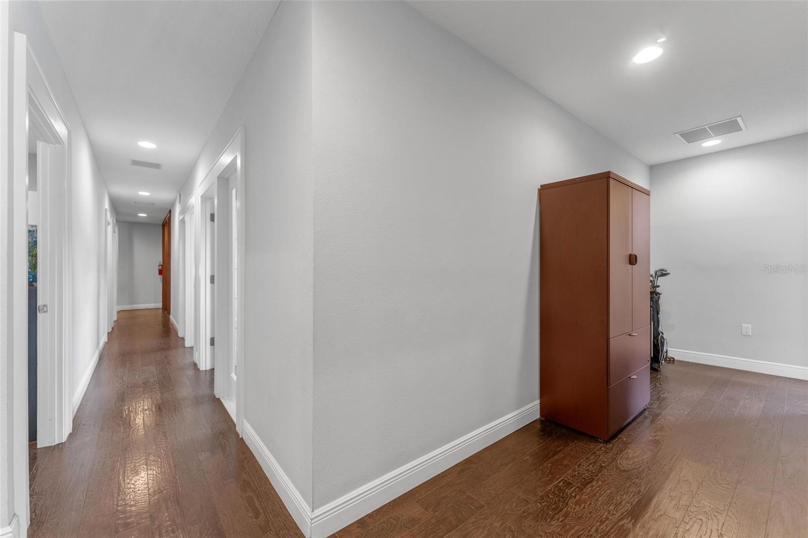 Listing photo id 16 for 337 Plant Avenue