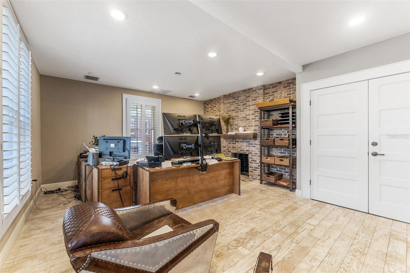 Listing photo id 34 for 337 Plant Avenue