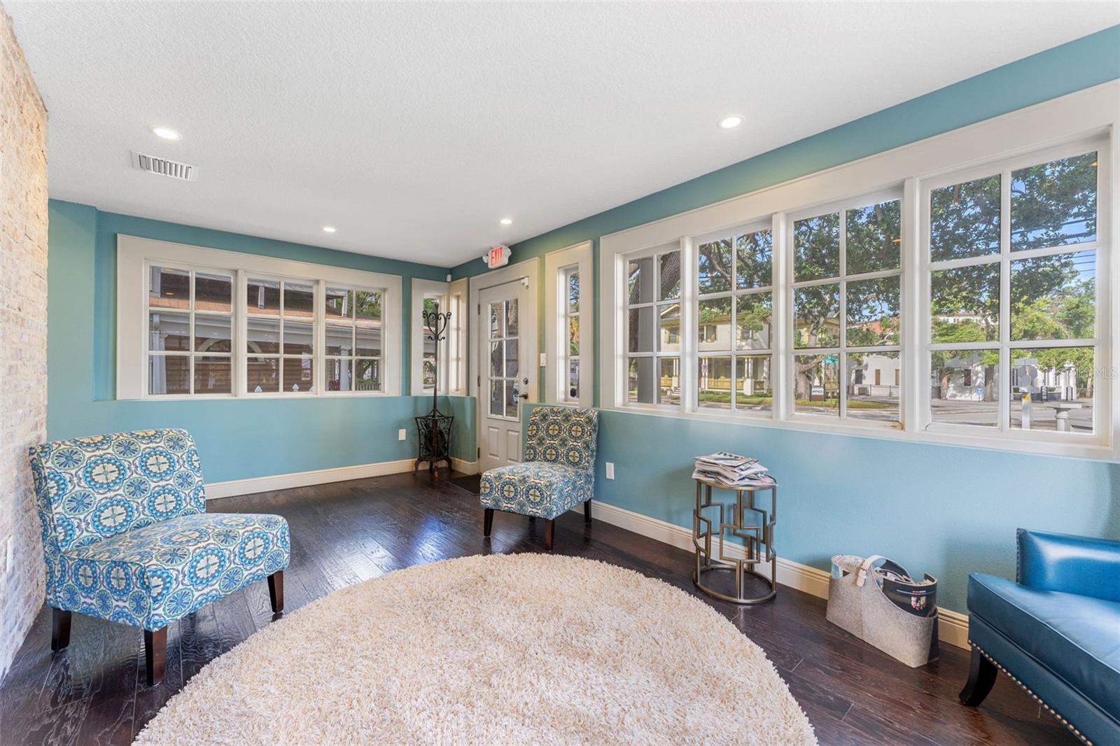 Listing photo id 4 for 337 Plant Avenue