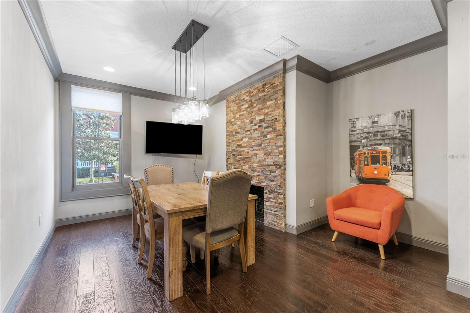 Listing photo id 5 for 337 Plant Avenue