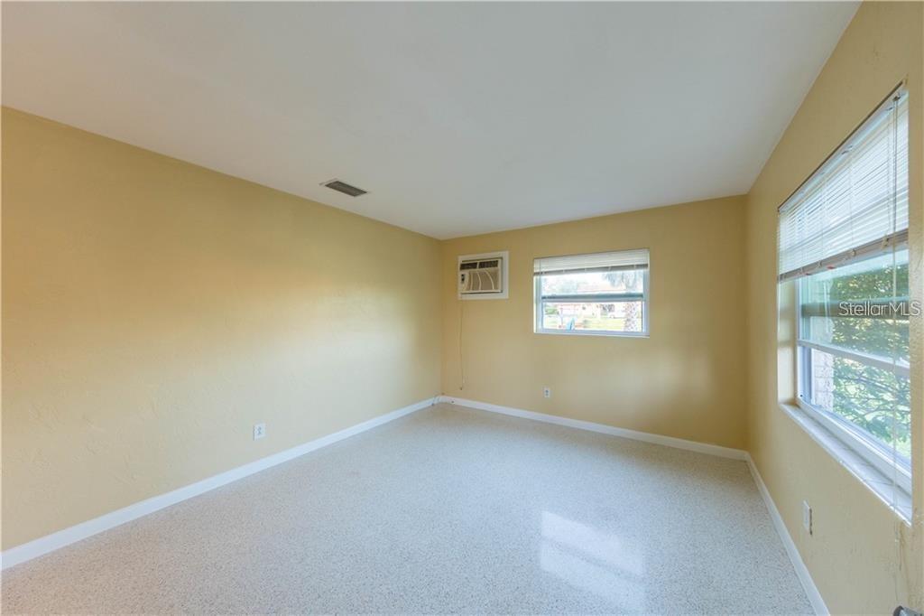 Image 4 of 9 For 10165 106th Terrace 1